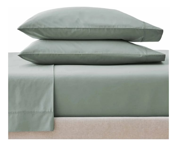 Cambiar a textiles más ligeros durante primavera ayuda a mejorar el descanso en noches más cálidas. Foto: Canva/especial