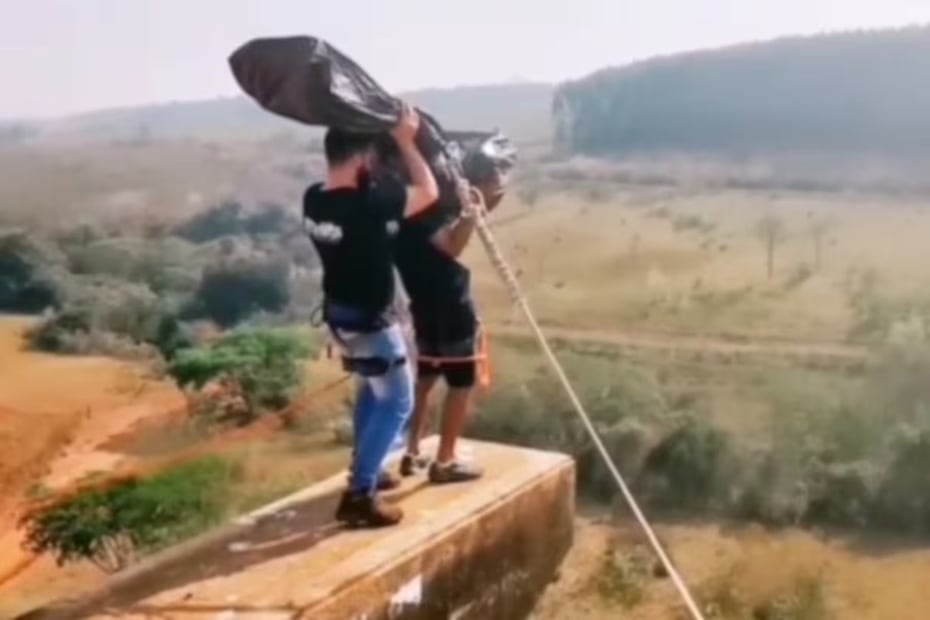 Una captura del video que el instructor de bungee había publicado simulando tirar un cadaver. FOTO: ESPECIAL