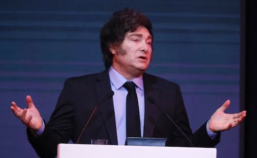 Milei firma decreto para expulsar a extranjeros que agravien a los argentinos; acusa aumento de "mensajes de odio y actos de hostilidad"