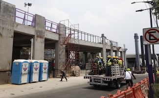 Continúan obras en el Parque Elevado en Calzada de Tlalpan tras caída de viga; retiran estructura metálica