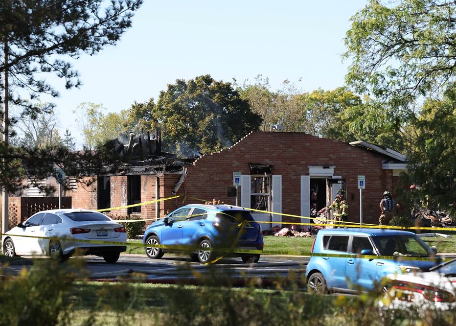 Bomberos y agentes del orden público se encuentran frente a la Iglesia de Jesucristo de los Santos de los Últimos Días, el domingo 28 de septiembre de 2025 en Grand Blanc, Michigan. Foto: AP