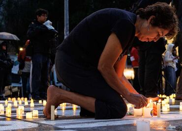 Previo al Día de las Madres, buscadoras realizan velada; reclaman que Sheinbaum no las haya mencionado en su mañanera