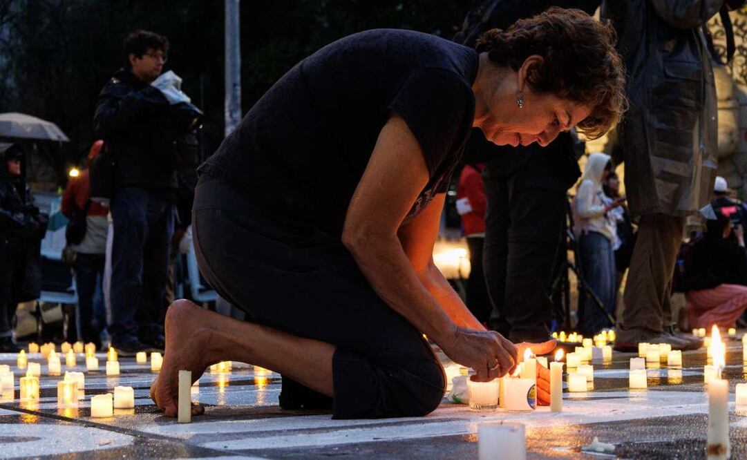 Colectivos de madres buscadoras se reúnen en el monumento a la madre para la velada previo al 10 de Mayo. Foto: Yaretzy M. Osnaya/EL UNIVERSAL