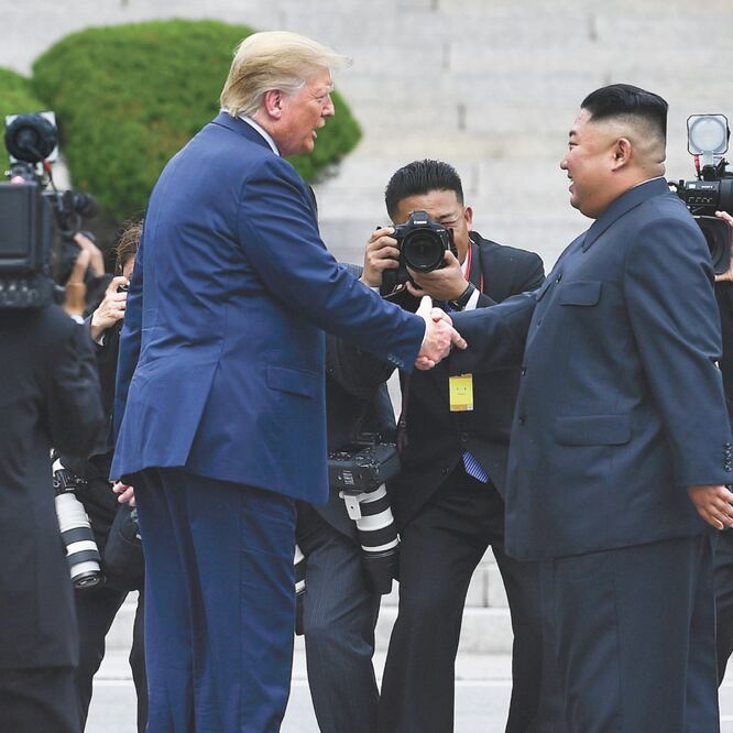 El presidente estadounidense, Donald Trump, con el líder norcoreano, Kim Jong-un, ayer en la zona norte de la línea que divide a las Coreas, en Panmunjom. BRENDAN SMIALOWSKI. AFP