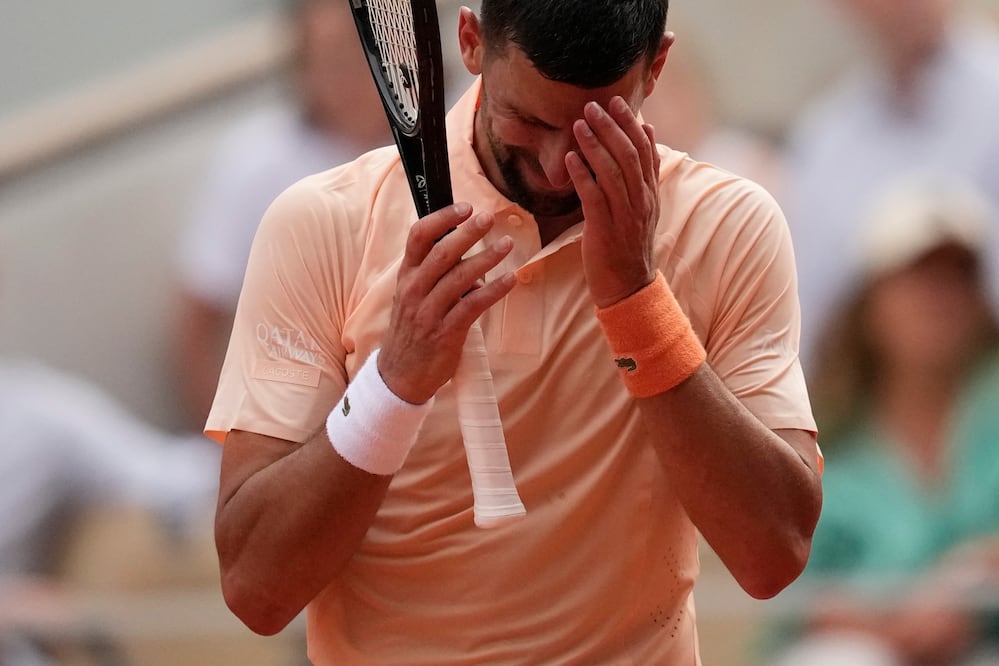 Novak Djokovic en Roland Garros, durante su duelo contra  Joao Fonseca - Foto: AP