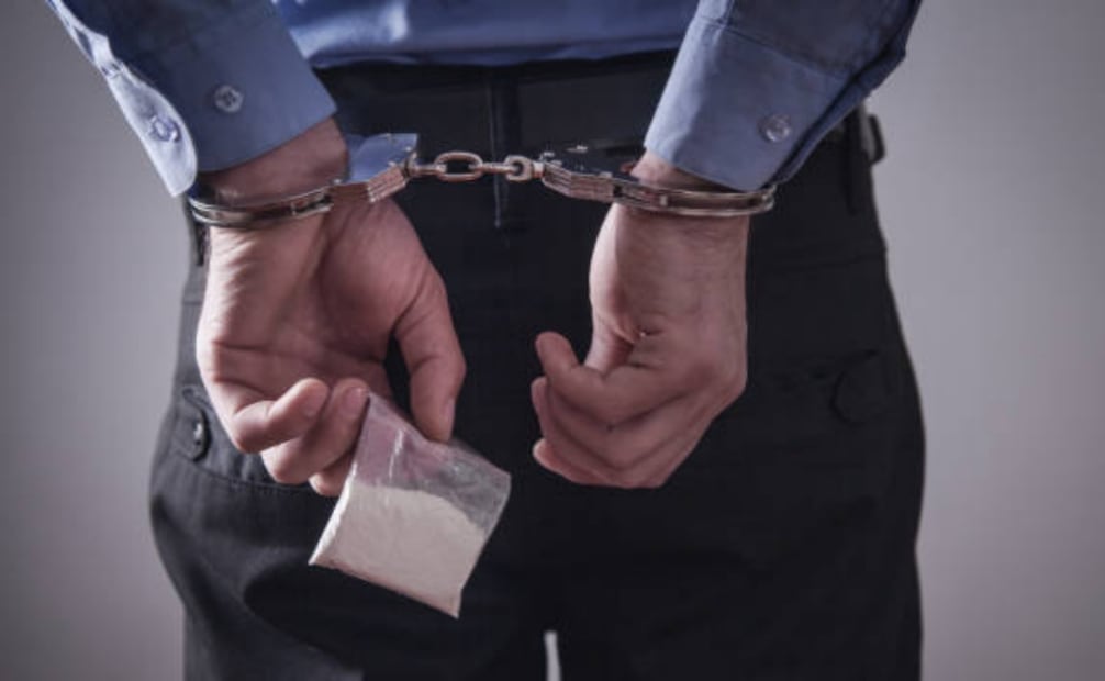 Durante la diligencia fue detenido Daniel “N”, además del aseguramiento de diversas dosis de aparente droga y seis teléfonos celulares. | Imagen ilustrativa. Foto: iStock