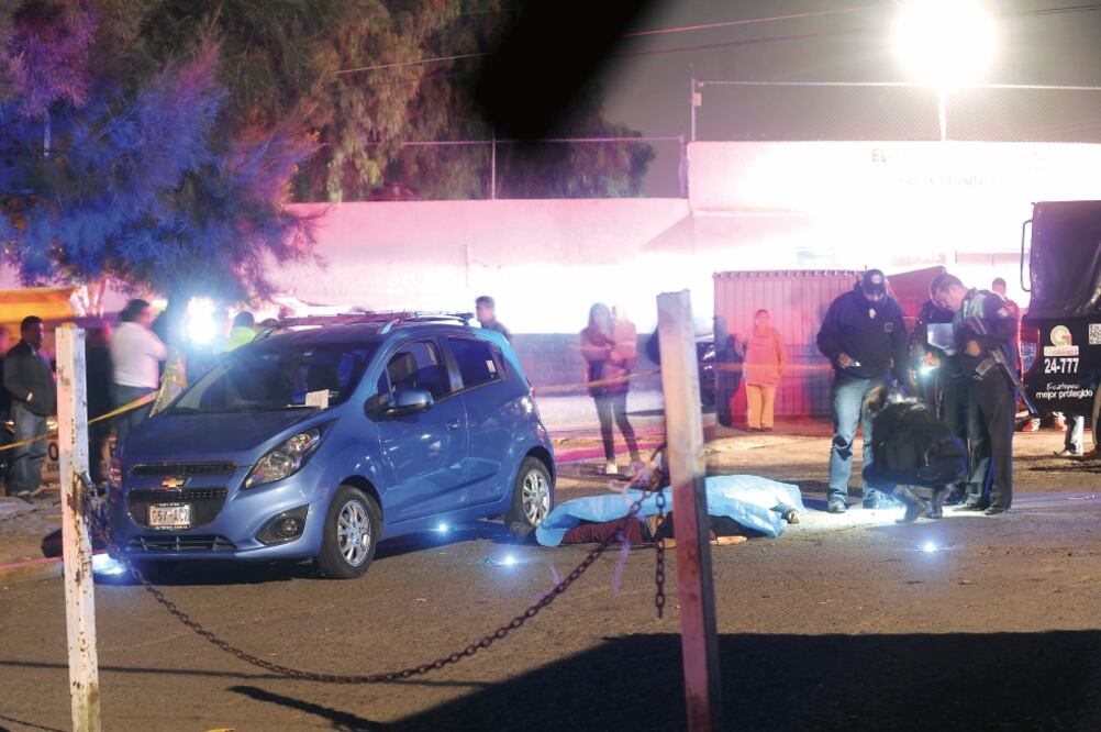 El enfrentamiento ocurrió en la esquina de las calles Venustiano Carranza y Tolstoi, en la colonia FOVISSSTE, donde quedaron los dos cuerpos sin vida. (LUIS CARBAYO. CUARTOSCURO)