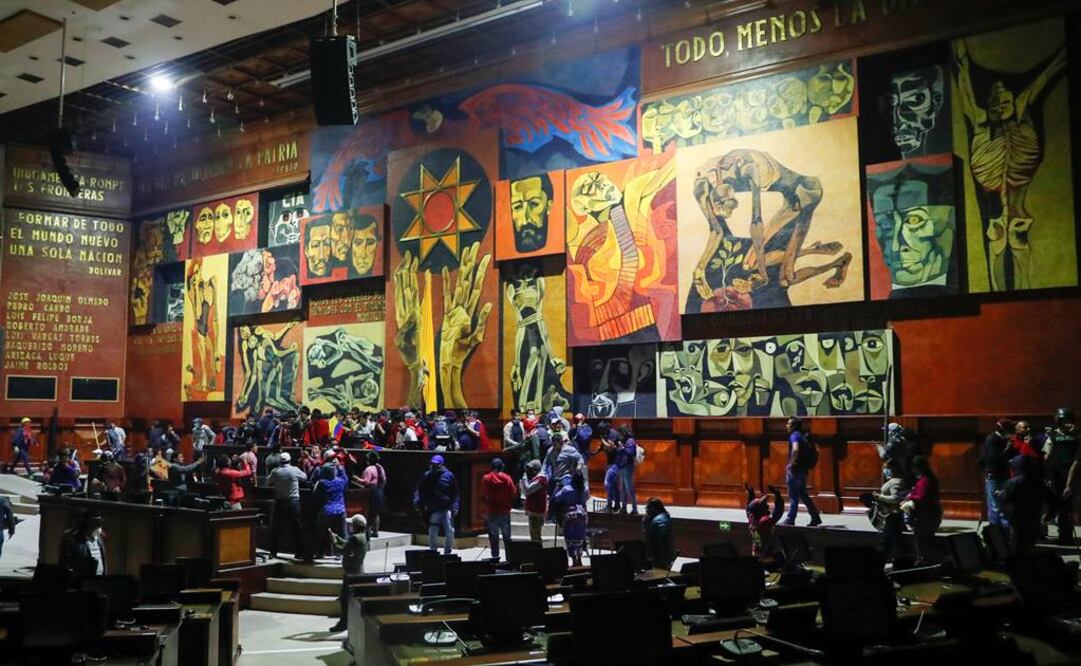 Manifestantes indígenas tomaron este martes el edificio de la Asamblea Nacional (Parlamento) de Ecuador (Foto: Reuters)