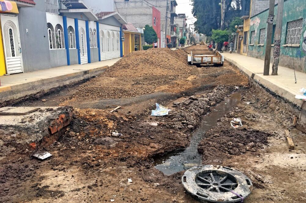 Habitantes señalaron estar desesperados por no poder hacer su vida normal y por el tiempo que la delegación Iztacalco ha demorado en finalizar la obra (DIANA DELGADO. EL UNIVERSAL9