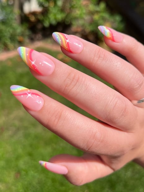 Uñas arcoíris y estrellas. Foto: Etsy