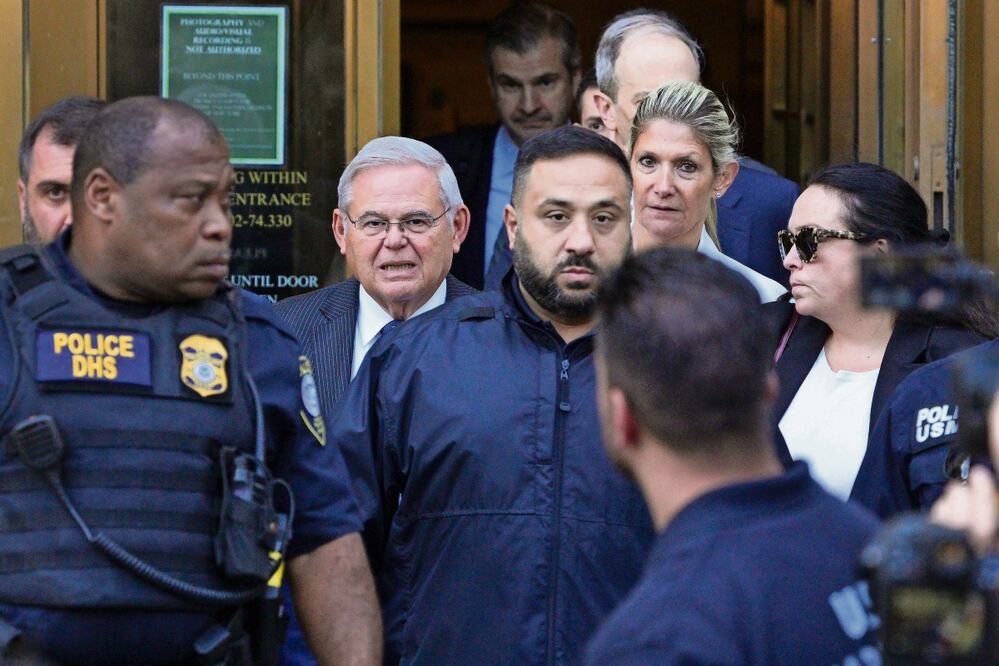 El senador Bob Menéndez aseguró tener la esperanza de ser exonerado este verano y después presentar su candidatura como demócrata independiente. Foto: Agencias