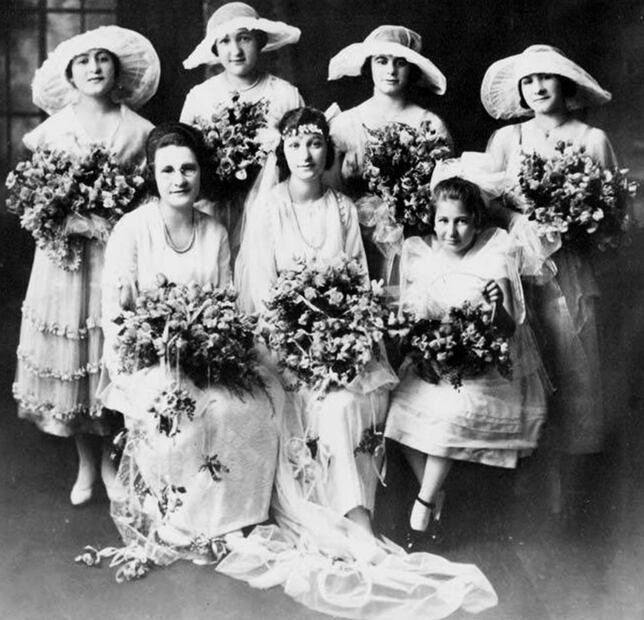 Foto de 1919, de un cortejo nupcial. Los arreglos florales son un símbolo importante dentro de las celebraciones matrimoniales. Los diseños se adaptan a las condiciones de cada país, pero es una tradición que ya permeó a todo el mundo. Foto: UW Digital Collections/Wikimedia Commons.