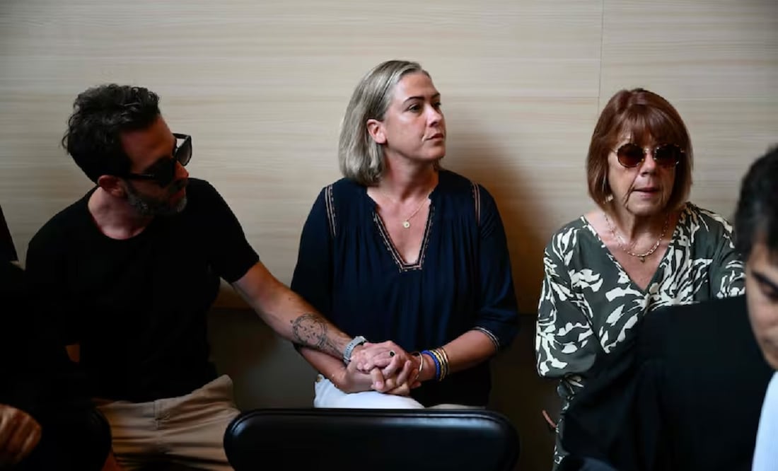 Gisele Pelicot sentada junto a su hija Caroline Darian y uno de sus hijos en el juzgado durante el juicio contra su marido, el 2 de septiembre de 2024
CHRISTOPHE SIMON - AFP