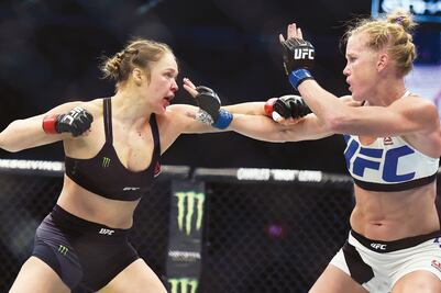 Sorprenden a Rousey y la mandan al hospital