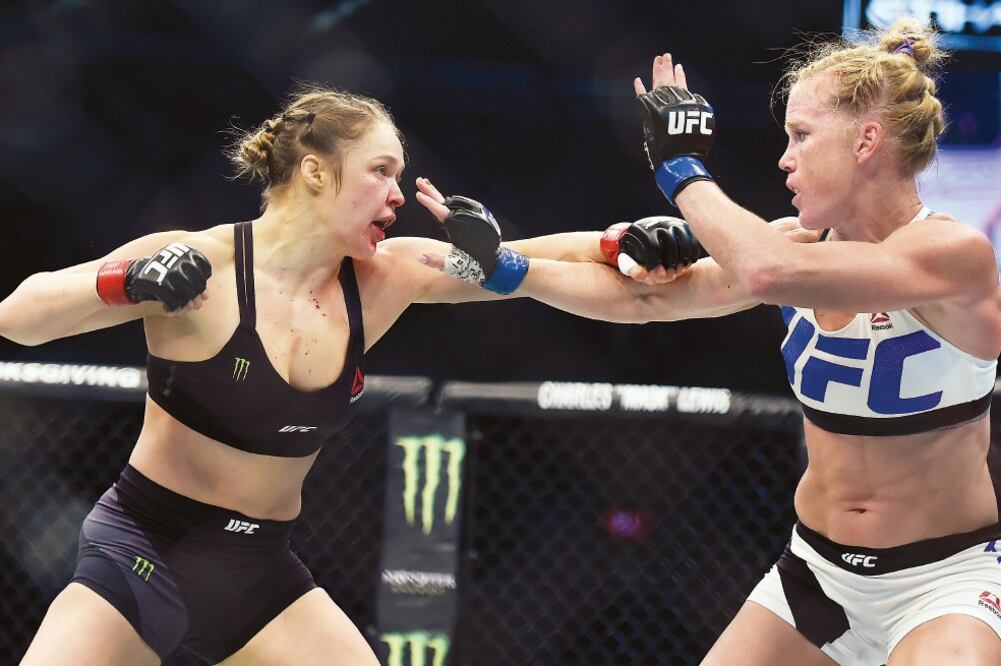 Ronda Rousey (izquierda) cayó en el juego que le planteó la retadora Holly Holm, que con un boxeo excelso tundió a la favorita (ANDY BROWNBILL. AP)