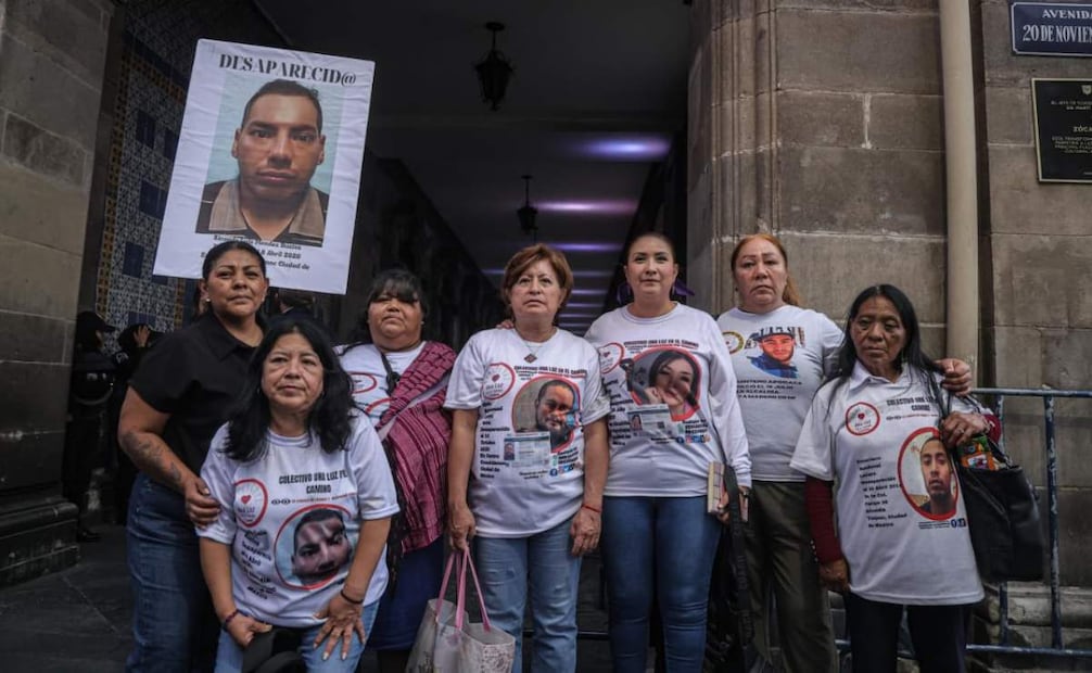 Las personas buscadoras aseguraron a la salida de la reunión que para recibir estos apoyos serán llamadas por la Comisión de Búsqueda de Personas capitalina. Foto: Gabriel Pano / EL UNIVERSAL.
