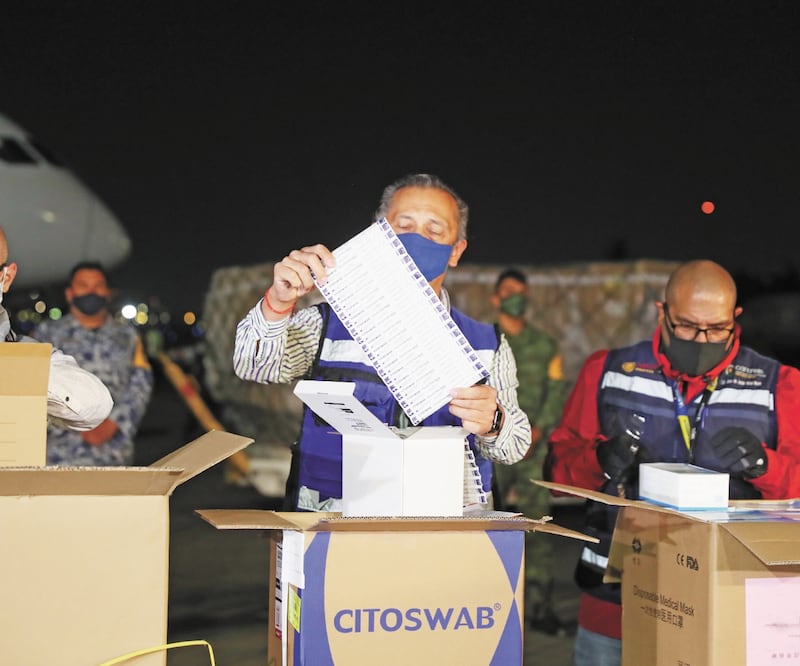 El cargamento con insumos procedente de China arribó anoche al Aeropuerto Internacional de la Ciudad de México. VALENTE ROSAS. EL UNIVERSAL