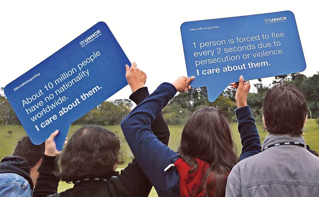 Personas que huyeron de sus países sostienen pancartas durante un evento realizado por el Día Mundial de los Refugiados, en Sao Paulo, Brasil. (Foto: RAHEL PATRASSO / XINHUA)