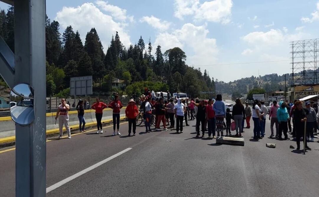 El bloqueo afecta a los conductores que circulan en ambos sentidos de la autopista y de la carretera federal. Foto: Especial