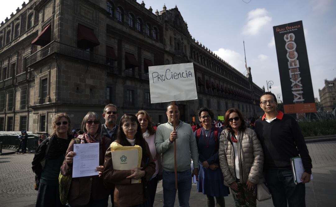 Ayer, los científicos se manifestaron frente a Palacio Nacional. Foto: El Universal