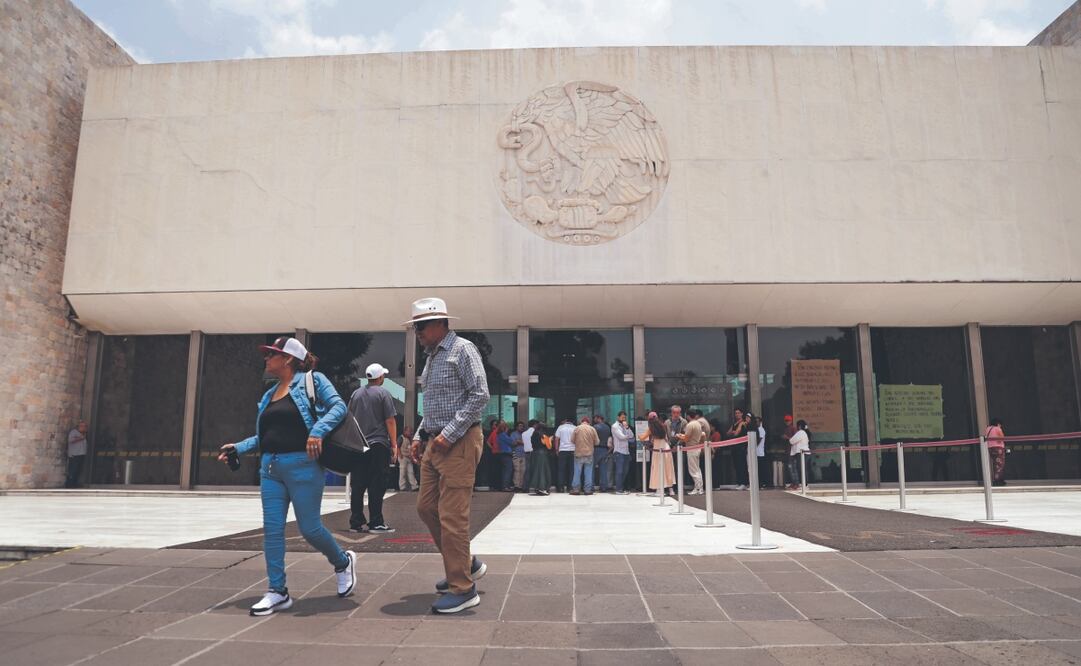 Ayer, de nuevo, los visitantes se quedaron con las ganas de ver las piezas que resguarda el recinto. Foto: de Carlos Mejía. El Universal