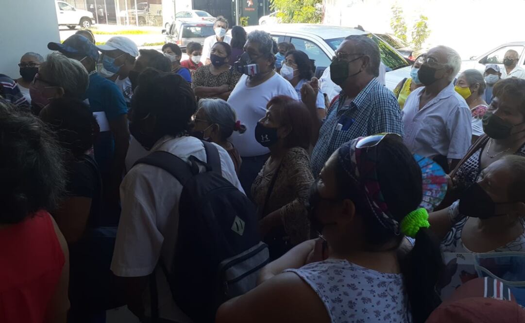 Largas filas hasta en la madrugada, realizan los abuelitos con tal de entregar papeles y recibir su apoyo del gobierno Federal. Foto: Especial