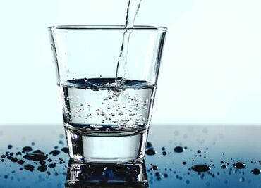 Para qué sirve tomar agua con una cucharada de sal