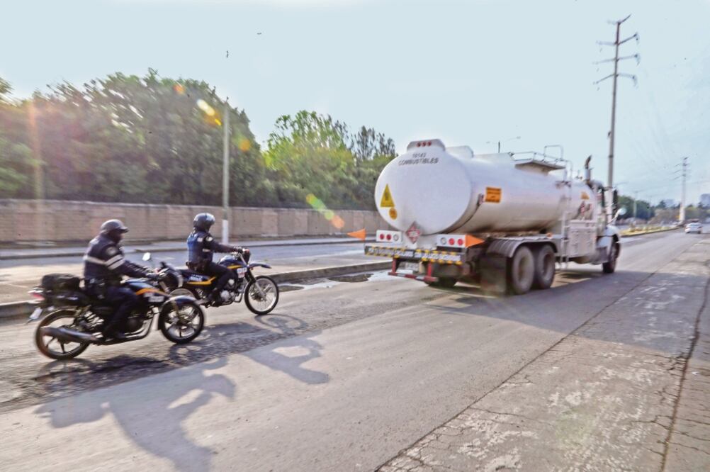 Elementos del Ejército y de la Secretaría de Seguridad Ciudadana acompañan las unidades para garantizar el abasto de gasolina. (FOTOS: LUIS CORTÉS. EL UNIVERSAL)