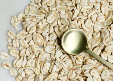 Por qué debes tomar agua de avena sin azúcar