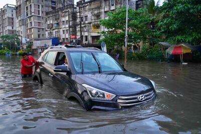 Cómo pasar una inundación en el auto  