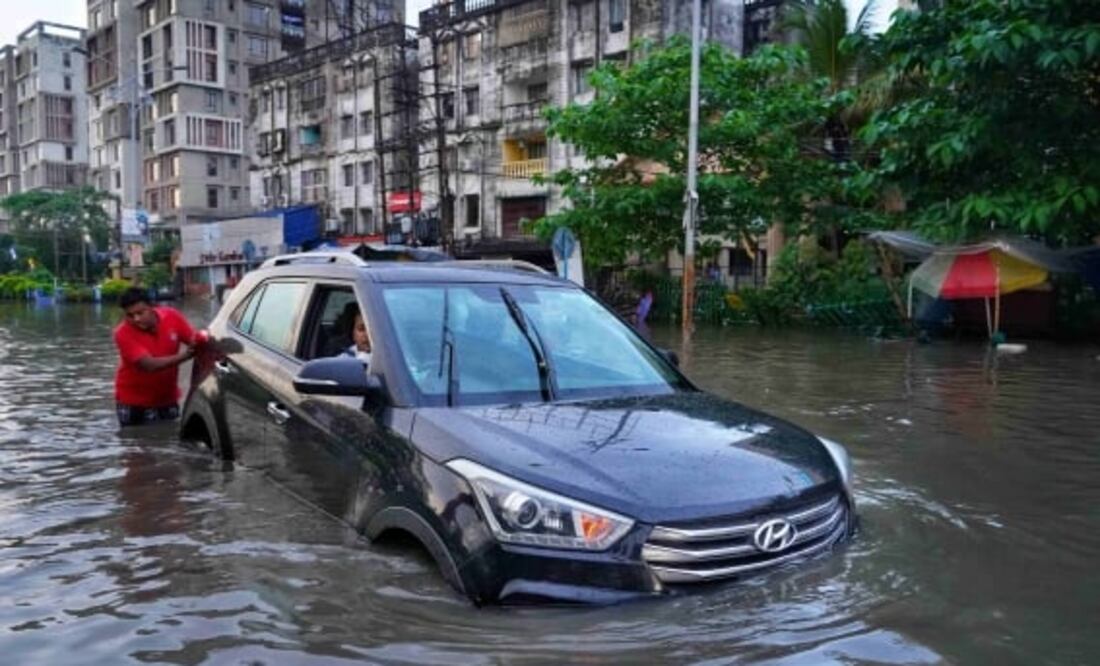 Es importante que sepas como circular de forma segura por una vialidad inundada. Foto: EL UNIVERSAL