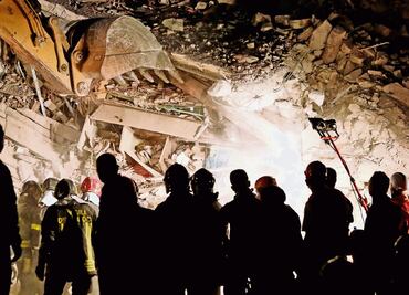 Pelea Italia a contrarreloj; buscan sobrevivientes