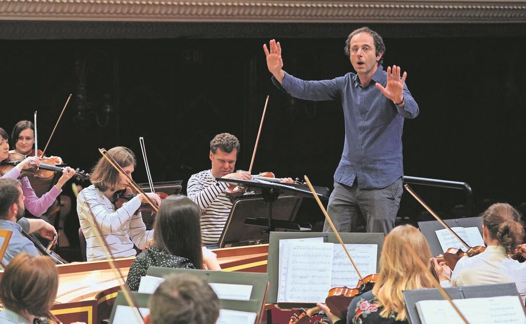 El director italiano Luigi Gaggero, en un ensayo con la Orquesta Sonfónica de Kiev en Varsovia. Foto: Janek Skarzynski/ AFP.