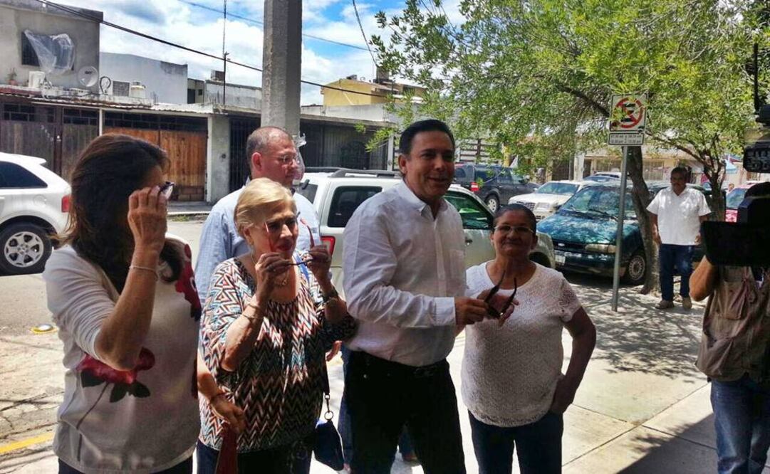 Eugenio Hernández emitió su voto en una escuela de Ciudad Victoria