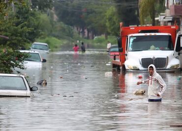 Tormenta desborda Arroyo Seco en Jalisco; provoca inundaciones, viviendas afectadas y autos estancados