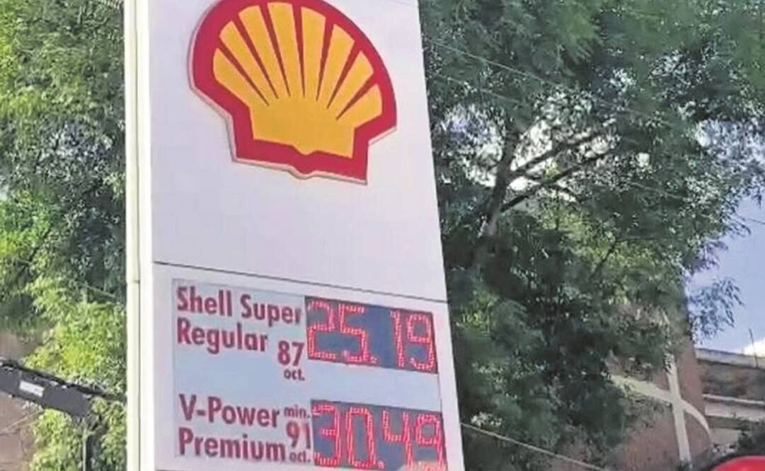 En Shell, la premium llegó a 30 pesos, luego bajaron los precios. Foto: Especial