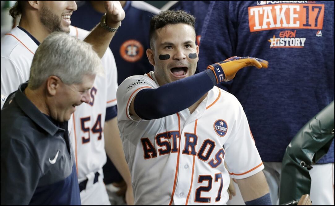 AP. José Altuve bateó tres jonrones en un despliegue sin precedentes para el pequeño campeón de bateo.