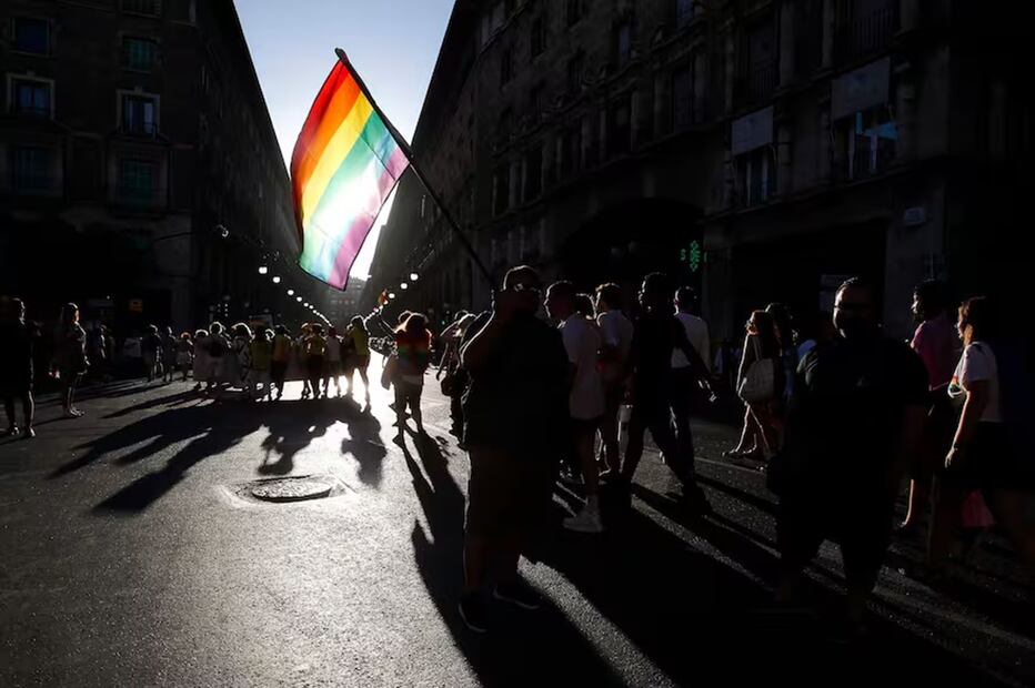 Un hombre levanta una bandera durante una manifestación por el Orgullo LGTBI. FOTO: Archivo