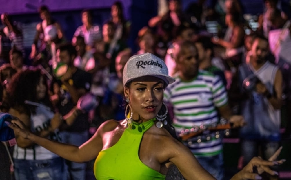 Miles de brasileños se entregan al gozo de un carnaval anticipado en Río de Janeiro