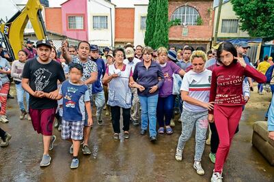 Aplican vacunas y entregan material de limpieza