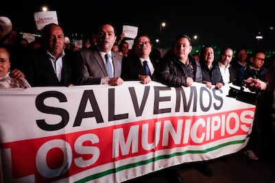 Alcaldes protestan afuera de Palacio Nacional; exigen más recursos