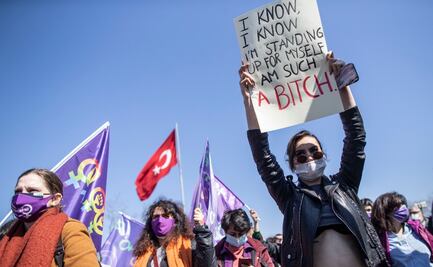 Cientos de personas protestan por salida de Turquía de tratado sobre protección de mujeres