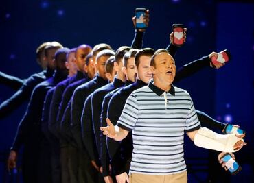 Kevin Spacey se luce al inicio de los Premios Tony 2017