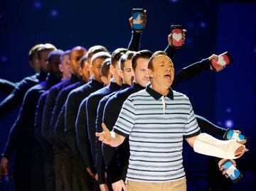 Kevin Spacey se luce al inicio de los Premios Tony 2017