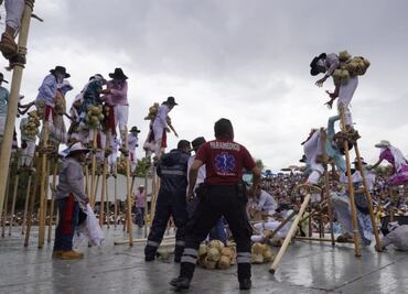 VIDEO. Se caen 20 integrantes de la danza de Los Zancudos en Guelaguetza de Zaachila, Oaxaca