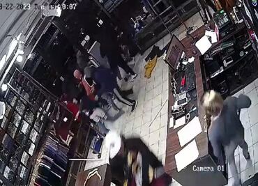 VIDEO: Saqueos en Argentina: en menos de un minuto, vaciaron una tienda de ropa