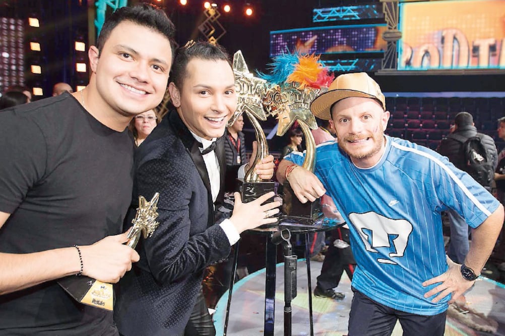 Facundo y los finalistas del reality show posan con sus trofeos (CORTESÍA TELEVISA)