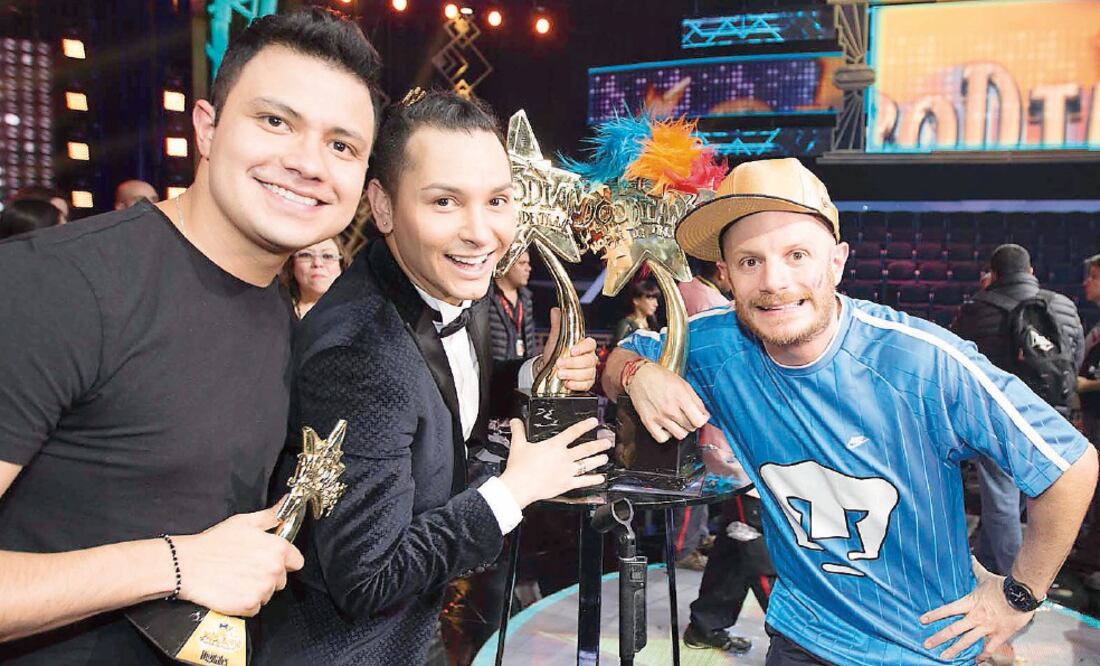 Facundo y los finalistas del reality show posan con sus trofeos (CORTESÍA TELEVISA)