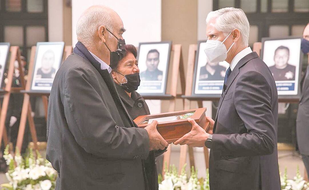 El gobernador Alfredo del Mazo recibió a los deudos de los policías en el Patio Mariano del Palacio de Gobierno y les externó sus condolencias. Foto: ESPECIAL