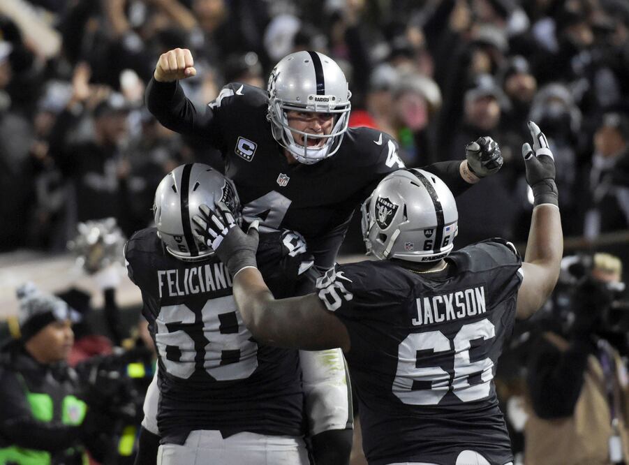 Triunfa Raiders de Oakland (7-8) por 23-20 sobre unos Cargadores de San Diego (4-11)(USA TODAY Sports)
